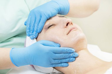 Masaj ve yüz kabukları kozmetik kullanma salon 