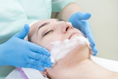 Masaj ve yüz kabukları kozmetik kullanma salon 