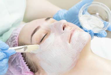 Masaj ve yüz kabukları kozmetik kullanma salon 