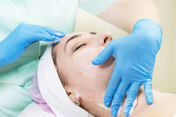 Massage Facial Peels Salon Using Cosmetics — Stock Photo, Image