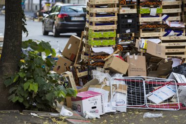 2 HAZİRAN 2018, MİLAN, İTALYA: Milano 'daki sokak pazarının bulunduğu yerde çöp kalıntıları var.