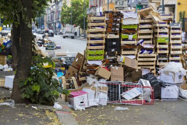 2 HAZİRAN 2018, MİLAN, İTALYA: Milano 'daki sokak pazarının bulunduğu yerde çöp kalıntıları var.