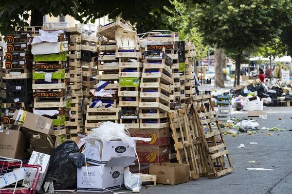 2018年6月2日 意大利 在米兰市街头市场的街道上仍有垃圾 — 图库照片