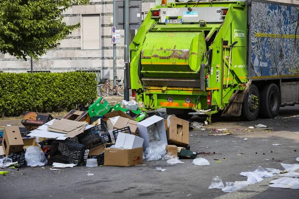 Junio 2018 Milán Italia Basura Permanece Calle Sitio Del Mercado — Foto de Stock