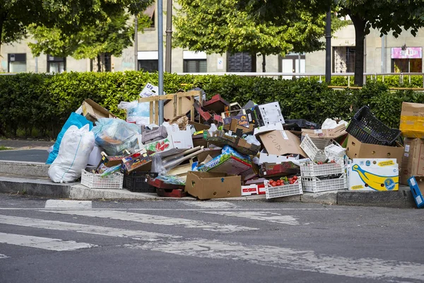 2 HAZİRAN 2018, MİLAN, İTALYA: Milano 'daki sokak pazarının bulunduğu yerde çöp kalıntıları var.