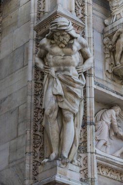 2 Haziran 2018, Milan, İtalya: aziz ve Milan Katedrali (Duomo di Milano) dekorasyon şehit heykelleri yakın çekim çekim.