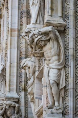 2 Haziran 2018, Milan, İtalya: aziz ve Milan Katedrali (Duomo di Milano) dekorasyon şehit heykelleri yakın çekim çekim.