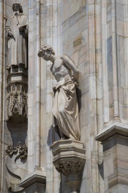 2 Haziran 2018, Milan, İtalya: aziz ve Milan Katedrali (Duomo di Milano) dekorasyon şehit heykelleri yakın çekim çekim.