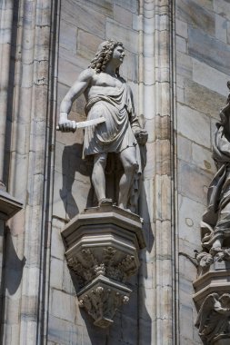 2 Haziran 2018, Milan, İtalya: aziz ve Milan Katedrali (Duomo di Milano) dekorasyon şehit heykelleri yakın çekim çekim.