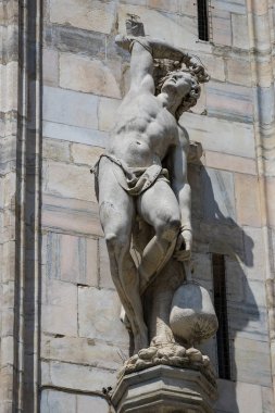 2 Haziran 2018, Milan, İtalya: aziz ve Milan Katedrali (Duomo di Milano) dekorasyon şehit heykelleri yakın çekim çekim.