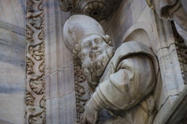 2 Haziran 2018, Milan, İtalya: aziz ve Milan Katedrali (Duomo di Milano) dekorasyon şehit heykelleri yakın çekim çekim.