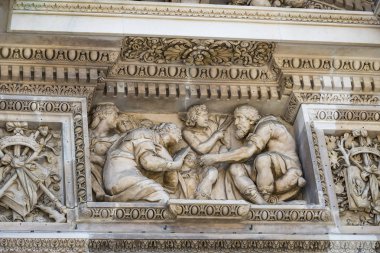 2 Haziran 2018, Milan, İtalya: aziz ve Milan Katedrali (Duomo di Milano) dekorasyon şehit heykelleri yakın çekim çekim.