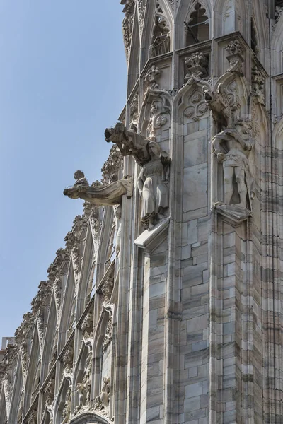 2018 ミラノ イタリア の聖者や殉教者ミラノ大聖堂 ミラノのドゥオーモ を飾る彫刻は クローズ アップを撮影 — ストック写真