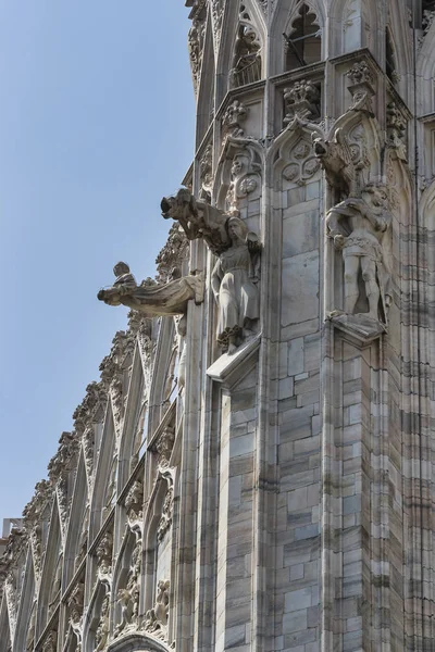 2 Haziran 2018, Milan, İtalya: aziz ve Milan Katedrali (Duomo di Milano) dekorasyon şehit heykelleri yakın çekim çekim.