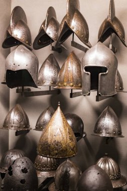 4 Haziran 2018, Milan, İtalya: Poldis Pezzoli Knights'Hall Müzesi Ortaçağ silahlar ve mühimmat ile 