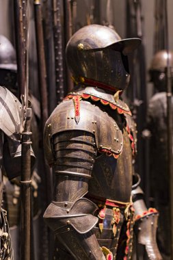 4 Haziran 2018, Milan, İtalya: Poldis Pezzoli Knights'Hall Müzesi Ortaçağ silahlar ve mühimmat ile 