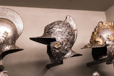 4 Haziran 2018, Milan, İtalya: Poldis Pezzoli Knights'Hall Müzesi Ortaçağ silahlar ve mühimmat ile 