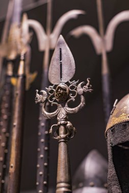 4 Haziran 2018, Milan, İtalya: Poldis Pezzoli Knights'Hall Müzesi Ortaçağ silahlar ve mühimmat ile 