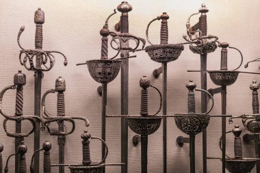 4 Haziran 2018, Milan, İtalya: Poldis Pezzoli Knights'Hall Müzesi Ortaçağ silahlar ve mühimmat ile 