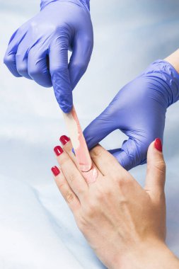 Güzellik salonunda kadın bacakları ve elleri inceleniyor. 