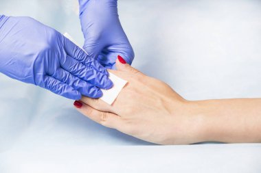 Güzellik salonunda kadın bacakları ve elleri inceleniyor. 