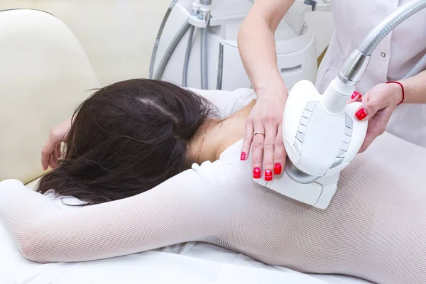 クリニック Lipomassage でプロセスの女性 — ストック写真