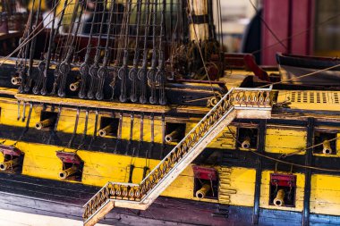 Barcelona, İspanya - 11 Ocak 2018: Expositions Deniz Müzesi'nde bulunan bina güvenleri ve Port Vell bölgesinde Deniz Kolordu eski gemi limanda şehrin içinde. 