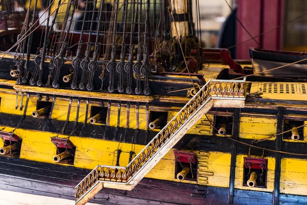 Barcelona, İspanya - 11 Ocak 2018: Expositions Deniz Müzesi'nde bulunan bina güvenleri ve Port Vell bölgesinde Deniz Kolordu eski gemi limanda şehrin içinde. 