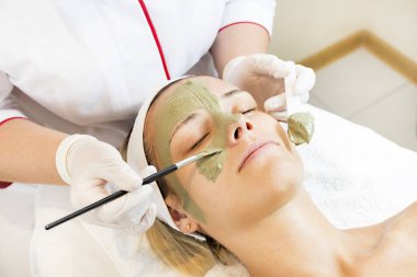 Masaj ve yüz kabukları kozmetik kullanma salon 