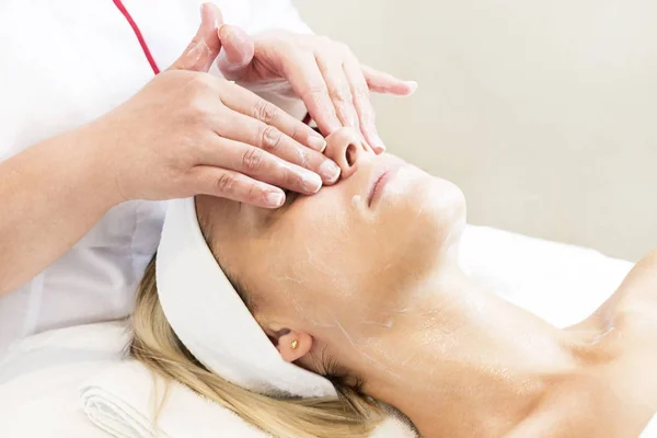 Massage Facial Peels Salon Using Cosmetics — Stock Photo, Image