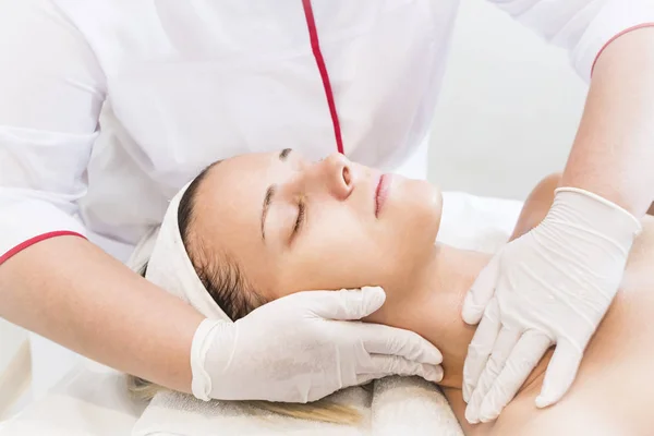 Massage Facial Peels Salon Using Cosmetics — Stock Photo, Image