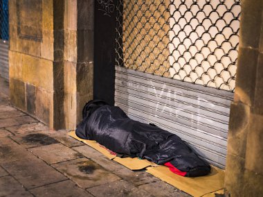 Barcelona sokaklarda evsiz uyku