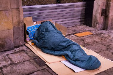 Barcelona sokaklarda evsiz uyku