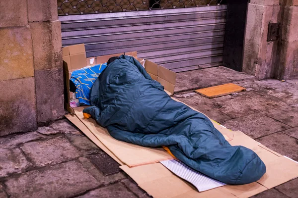 Barcelona sokaklarda evsiz uyku