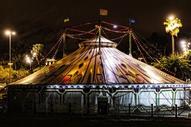 Barcelona, İspanya - 14 Ocak 2018: arabalar römork ve kubbe Raluy Circus, şehrin limanında akşam sokakta görünümünü. 