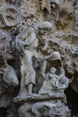 Barcelona, İspanya - 13 Ocak 2018: heykel ve Sagrada Familia'nın Hıristiyan semboller unsurları.