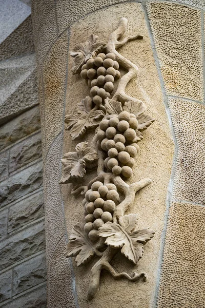 Barcelona España Enero 2018 Elementos Estatua Símbolos Cristianos Fachada Sagrada —  Fotos de Stock