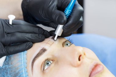 Microblading kaşlar akışında bir Güzellik Salonu 