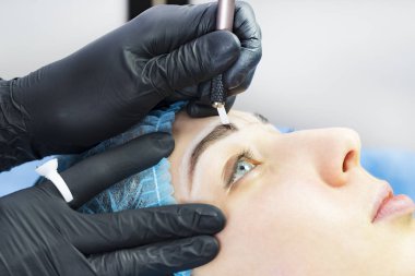 Microblading kaşlar akışında bir Güzellik Salonu 
