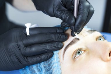 Microblading kaşlar akışında bir Güzellik Salonu 
