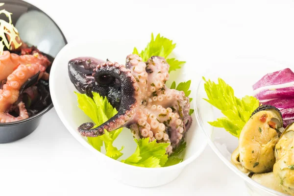 迷你鱼子酱与海鲜 蔬菜和草药 在白色背景的塑料器皿隔离 — 图库照片
