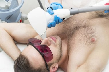 sağlık tedaviler Spor masajı üzerinde genç adam 