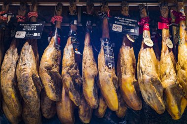 Barcelona, İspanya - 12 Ocak 2018: Barcelona gıda jamon turistler ve ziyaretçiler için şehrin sebze satan Hostafrancs bakkal market. 