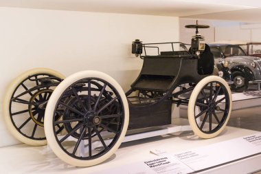 Vienna, Avusturya - 24 Ağustos 2017: Viyana sergiler teknik müzede Fuar sunduğu araçların gelişimi tarihinin ve motosiklet Bisiklet moped. 