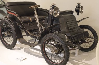 Vienna, Avusturya - 24 Ağustos 2017: Viyana sergiler teknik müzede Fuar sunduğu araçların gelişimi tarihinin ve motosiklet Bisiklet moped. 