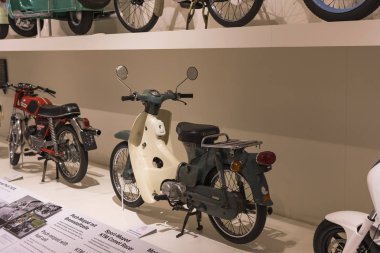 Vienna, Avusturya - 24 Ağustos 2017: Viyana sergiler teknik müzede Fuar sunduğu araçların gelişimi tarihinin ve motosiklet Bisiklet moped. 