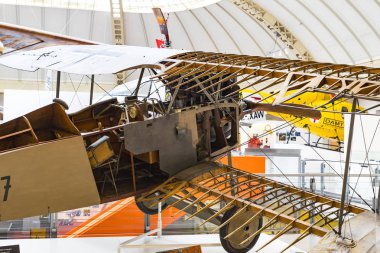 Vienna, Avusturya - 24 Ağustos 2017: Viyana sergiler teknik müzede Fuar sunduğu araçların gelişimi tarihinin ve motosiklet Bisiklet moped. 