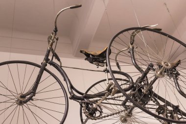 Vienna, Avusturya - 24 Ağustos 2017: Viyana sergiler teknik müzede Fuar sunduğu araçların gelişimi tarihinin ve motosiklet Bisiklet moped. 