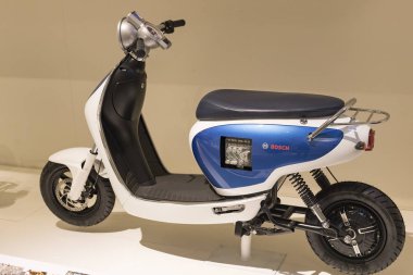 Vienna, Avusturya - 24 Ağustos 2017: Viyana sergiler teknik müzede Fuar sunduğu araçların gelişimi tarihinin ve motosiklet Bisiklet moped. 