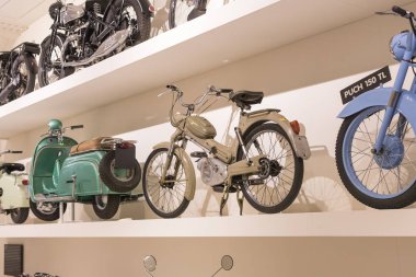 Vienna, Avusturya - 24 Ağustos 2017: Viyana sergiler teknik müzede Fuar sunduğu araçların gelişimi tarihinin ve motosiklet Bisiklet moped. 